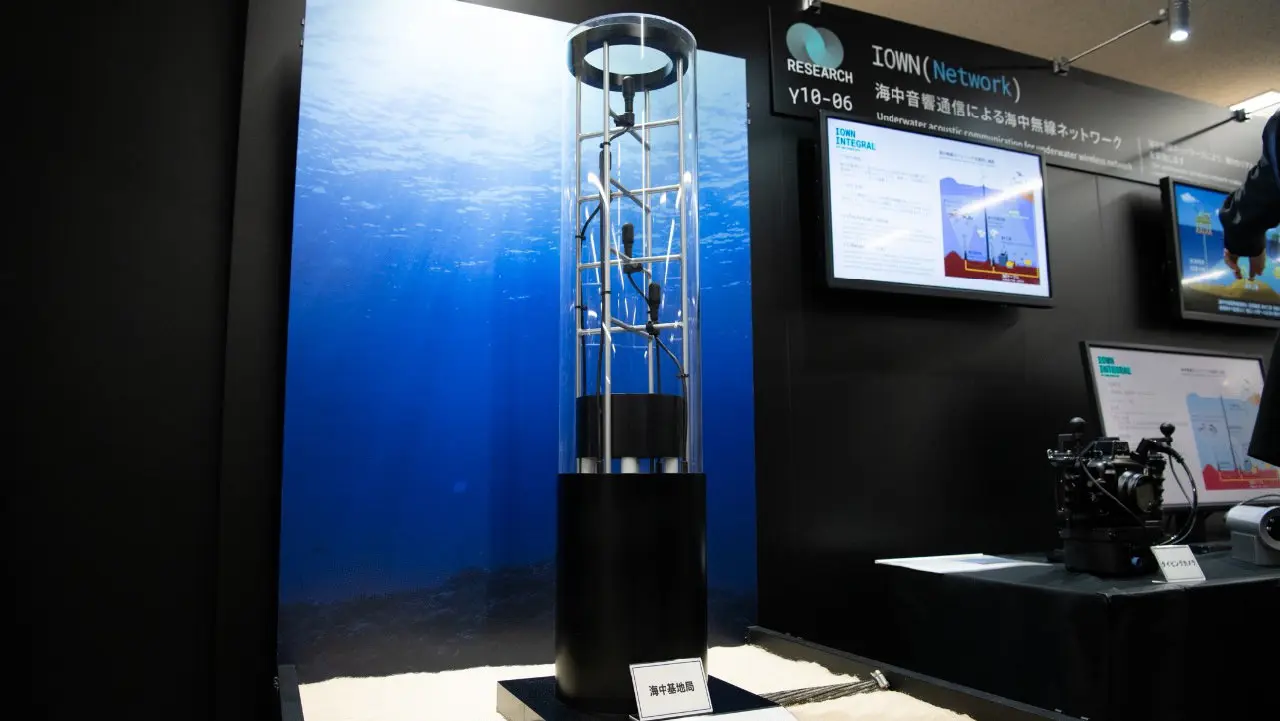 Undersea wireless network with undersea acoustic communication